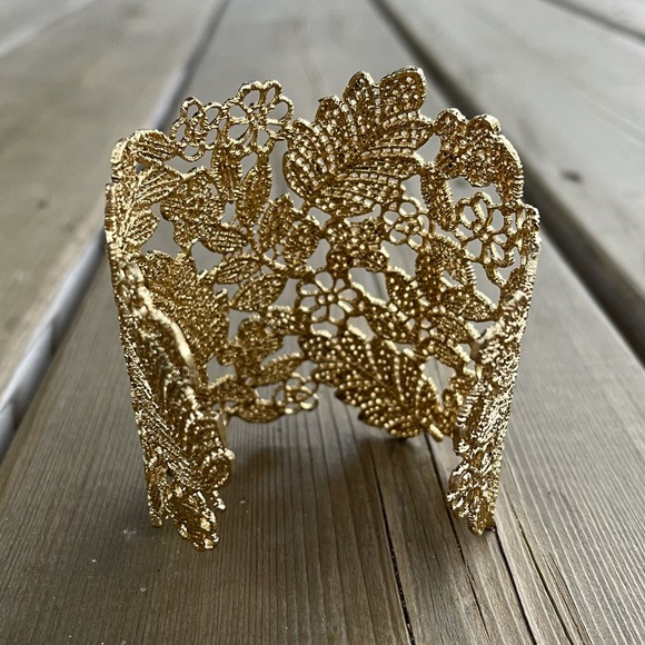 STELLA & DOT Chantilly Lace Cuff Gold Bracelet in Original Box - Picture 11 of 15